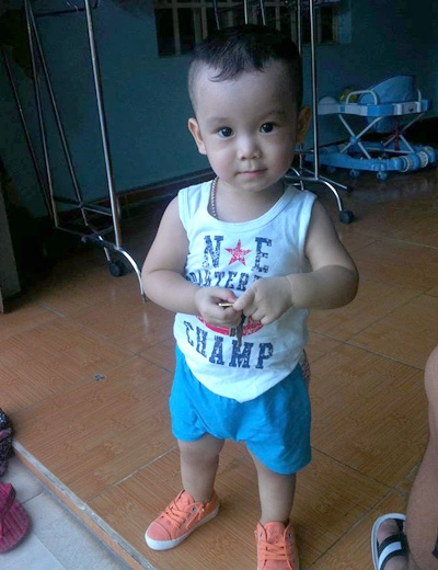 Hậu vệ Hoàng Quảng (Đà Nẵng) khoe bức ảnh cậu con trai giống bố như đúc. Hậu vệ Hoàng Quảng (Đà Nẵng) khoe bức ảnh cậu con trai giống bố như đúc.