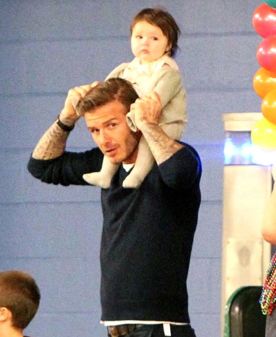 Hình ảnh đáng yêu của hai bố con Becks khi Harper được bố công kênh trên vai. Hình ảnh đáng yêu của hai bố con Becks khi Harper được bố công kênh trên vai.