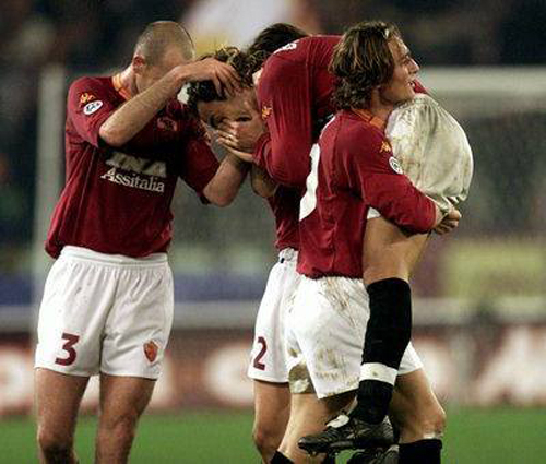 Batistuta ôm mặt khóc nức nở sau khi ghi bàn vào lưới đội bóng cũ- Serie A