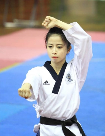 hot-girl-lang-vo-chau-tuyet-van-dung-trach-the-thao-bac-beo