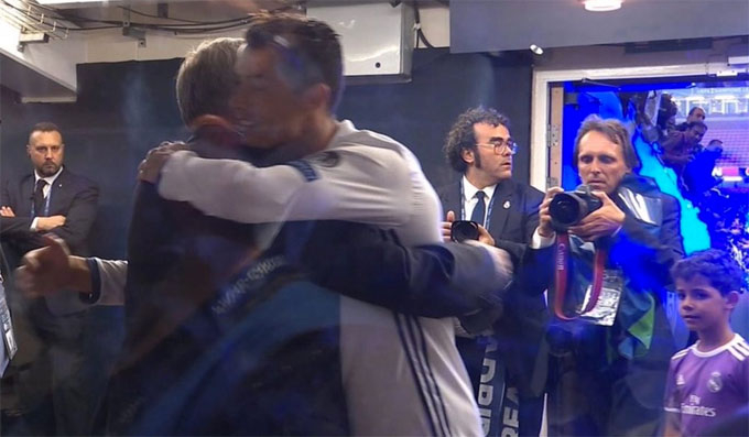 c-ronaldo-om-chat-ferguson-sau-tran-chung-ket-champions-league