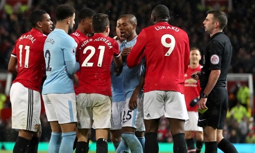 Sức nóng derby Manchester được kéo sang phòng thay đồ. Ảnh: PA.