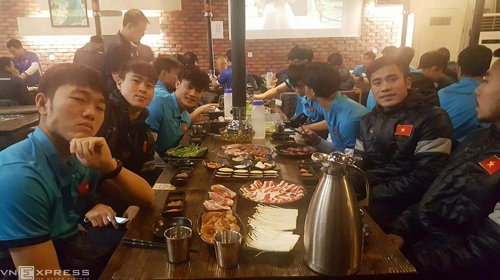 Các cầu thủ dùng bữa tối 24/1.