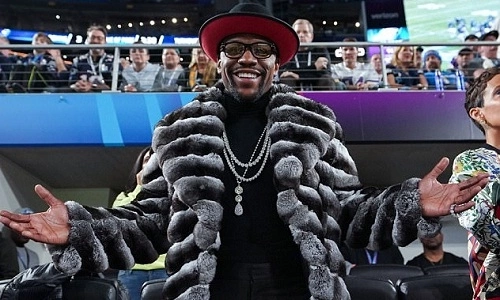 Mayweather mặc bộ cánh cầu kỳ. Ảnh: REX.