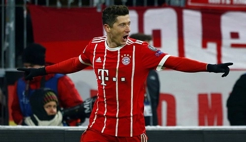 Lewandowski cũng không chịu kém cạnh đồng đội. Ảnh: Reuters.