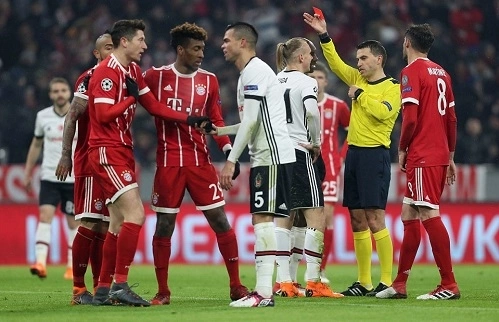 Besiktas chơi thiếu người từ phút 16. Ảnh: FCB.