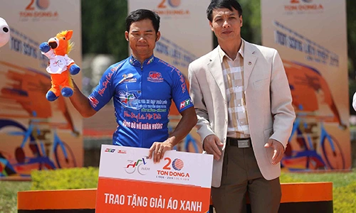 Lê Nguyệt Minh gặp nạn nhưng vẫn giữ được Áo Xanh sau chặng 21. Ảnh: Văn Thuận.