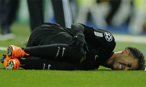 Neymar phải tạm xa bóng đá từ cuối tháng 2/2018. Ảnh: Reuters