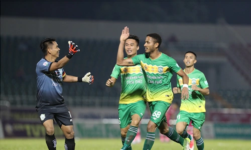 Wander Luiz (68) ghi hai bàn đẹp mắt giúp đội khách giành ba điểm trước chủ nhà Sài Gòn FC. Ảnh: Đức Đồng.