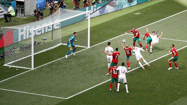 Tình huống đánh đầu mở tỷ số của Ronaldo. Ảnh: Reuters.