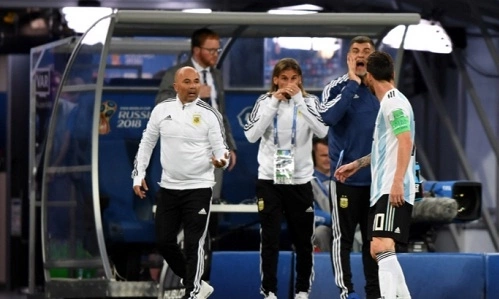 Tình huống Sampaoli hỏi ý kiến Messi về việc cho Aguero vào sân. Ảnh: Ole.