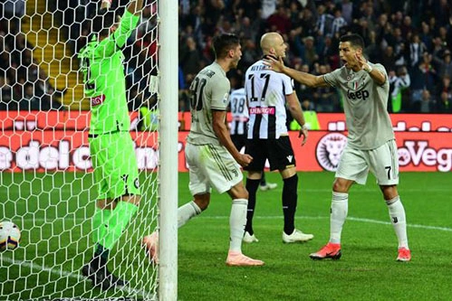 Ronaldo chia vui với Bentancur sau bàn mở tỷ số. Ảnh: Reuters.
