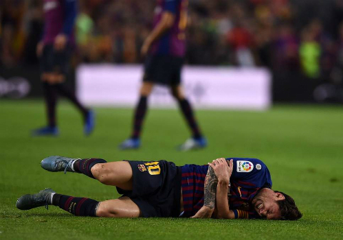 Messi nằm sân trong trận gặp Sevilla. Ảnh: EFE.