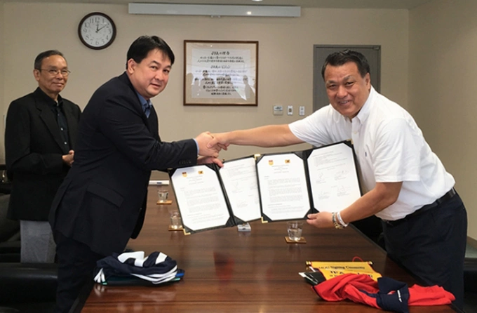 Ông Viphet Sihachakr (trái).