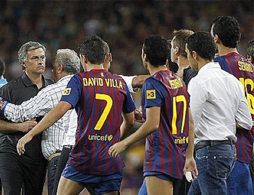 Mourinho đối đầu các cầu thủ Barca trong một trận El Clasico. Ảnh: PA.