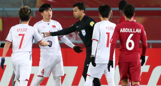 Trọng tài Muhammad Taqi Aljaafari thổi phạt 11m với U23 Việt Nam tại giải U23 châu Á vào tháng 1/2018. Ảnh: Anh Khoa