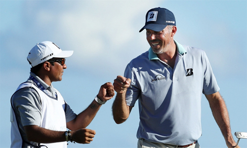 Kuchar (phải) bị đồn trả công chỉ 3000 đôla cho caddie khi vô địch ở Mexico. Ảnh: Golfchannel.
