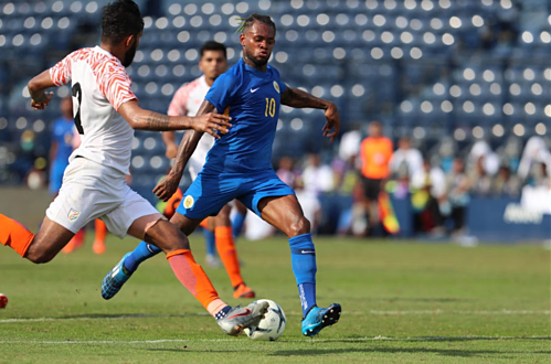 Chân sút đang chơi ở Ngoại hạng Anh là Leandro Bacuna ghi bàn ấn định chiến thắng cho Curacao. Ảnh: Đức Đồng.