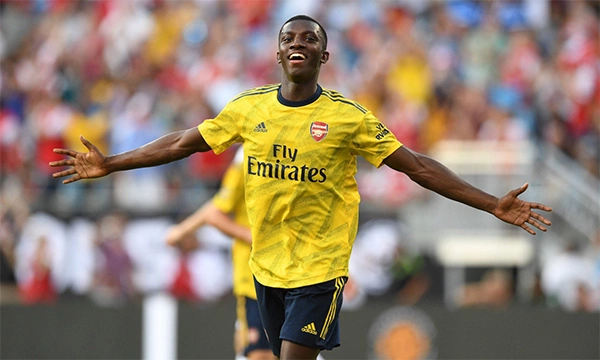 Nketiah, sinh năm 1999, trưởng thành từ lò đào tạo của Chelsea trước khi gia nhập học viện Arsenal năm 2015.