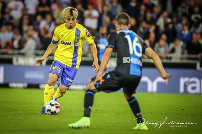 Công Phượng (trái) không thành công ở Sint-Truiden. Ảnh: STVV.