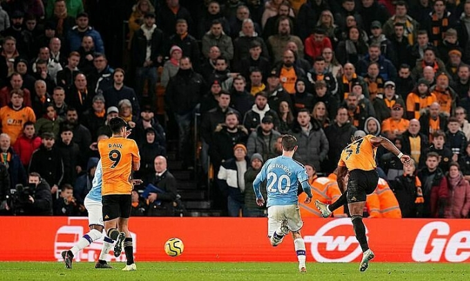 Traore (số 37) ghi bàn thứ ba vào lưới Man City mùa này. Ảnh: Reuters.