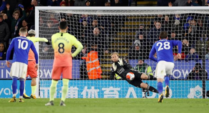 Aguero bị thủ môn Schmeichel đoán được ý đồ sút 11m. Ảnh: Reuters.