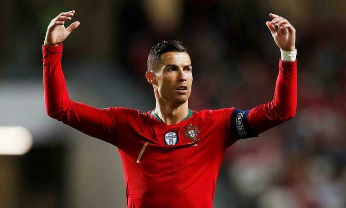 Ronaldo vẫn được Pele đánh giá cao hơn Messi. Ảnh: Reuters.