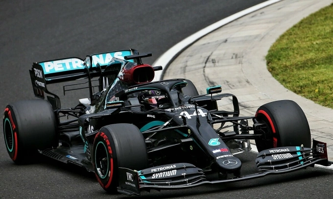 Lewis Hamilton trên đà tới chiến thắng thứ hai mùa này. Ảnh: XPB.