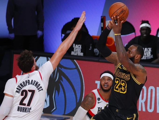 LeBron James (đen) ghi 68 điểm ở hai game gần nhất. Ảnh: AP.