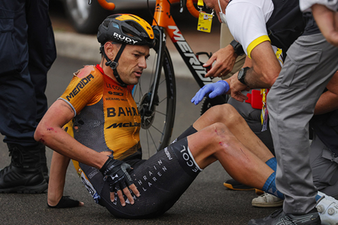 Rafa Valls bỏ cuộc ở Tour de France vì tai nạn hy hữu. Ảnh: Bettini photos