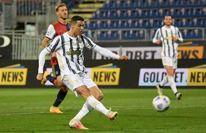 Quả phạt đền giúp Ronaldo nâng tỷ số lên 2-0. Ảnh: Reuters