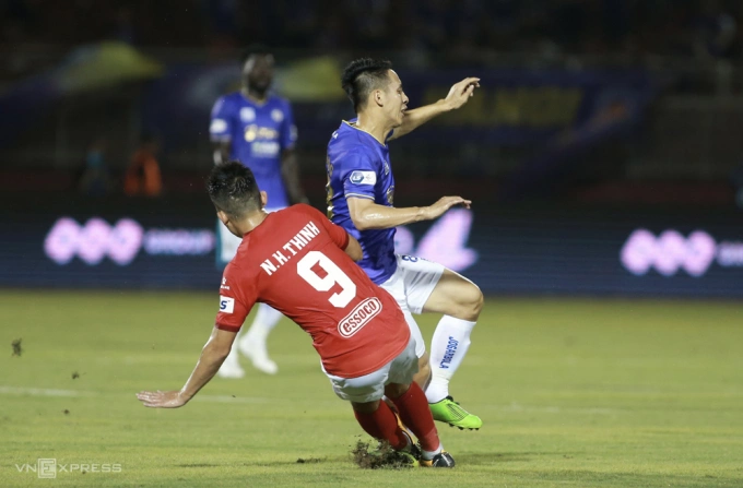 Hoàng Thịnh vào bóng khiến Hùng Dũng gãy chân trên sân Thống Nhất ngày 23/3. Ảnh: Lâm Thoả