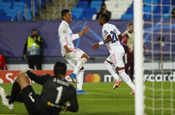 Vinicius (phải) mừng bàn ấn định tỷ số 3-1 với Casemiro. Ảnh: Reuters