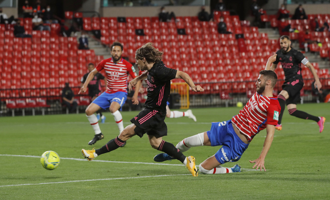 Modric ghi bàn mở tỷ số cho Real. Ảnh: Reuters.