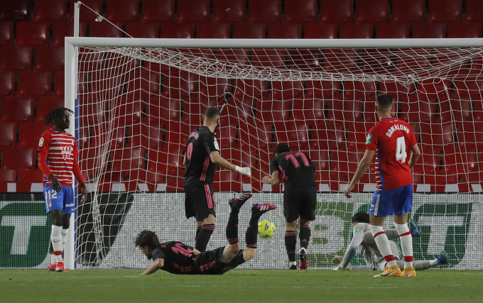 Odriozola (số 11) đánh đầu ghi bàn nâng tỷ số lên 3-1 cho Real. Ảnh: Reuters.
