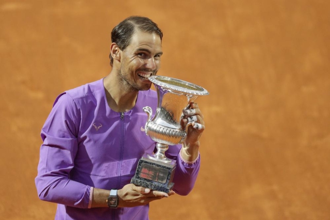 Nadal thắng 20 trong 27 lần gặp Djokovic trên mặt sân đất nện. Ảnh: AP.