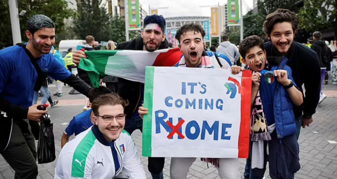Nhà báo Italy: Bóng đá đang lặn về nhà - 1