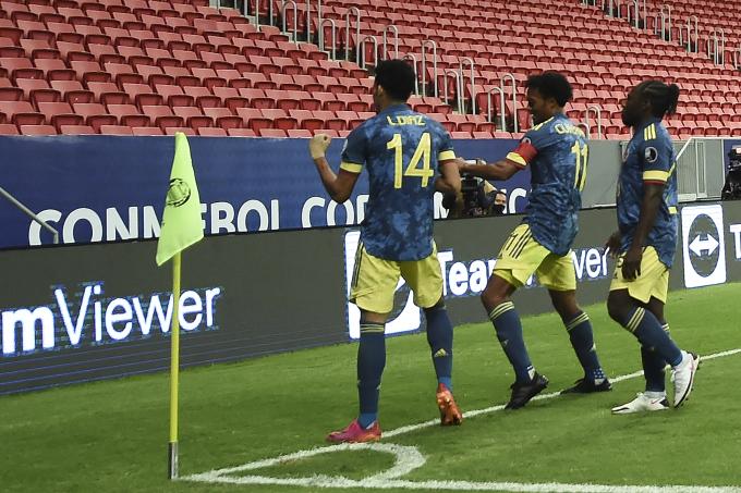 Cầu thủ Colombia mừng bàn thắng trước khán đài trống trong trận hạ Peru 3-2 ở trận tranh HC đồng hôm nay 10/7. Vắng khán giả được xem là một điểm trừ của Copa America 2021. Ảnh: CONMEBOL