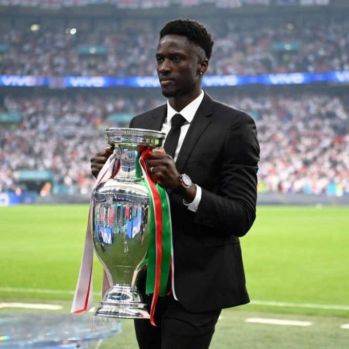 Eder thay mặt ban tổ chức Euro 2021 mang chiếc cup Henri Delaunay ra trưng bày ở Wembley trước giờ bóng lăn trận chung kết giữa Anh với Italy hôm 11/7. Ảnh: UEFA