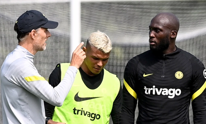 HLV Tuchel dặn dò trung vệ Thiago Silva và tiền đạo Lukaku trong buổi tập của Chelsea chiều 19/8. Ảnh: Twitter / Chelsea FC