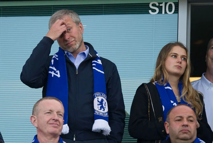 Abramovich trên khán đài VIP sân Stamford Bridge là hình ảnh quen thuộc với Chelsea trong các trận đấu sân nhà gần 20 năm qua. Ảnh: Alamy