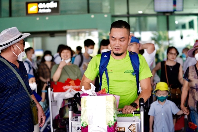 Runner trong trang phục VM Huế mang theo rất nhiều hành lý đến Quy Nhơn. Ảnh: Phạm Chiểu