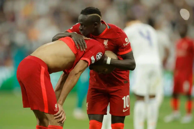 Mane động viên Fabinho sau trận chung kết Champions League trên sân Pháp hôm 28/5 Mane động viên Fabinho sau trận chung kết Champions League