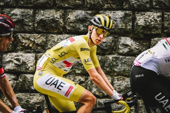 Pogacar trên đường đua chặng 8 Tour de France 2022 ngày 9/7. Ảnh: Tour de France
