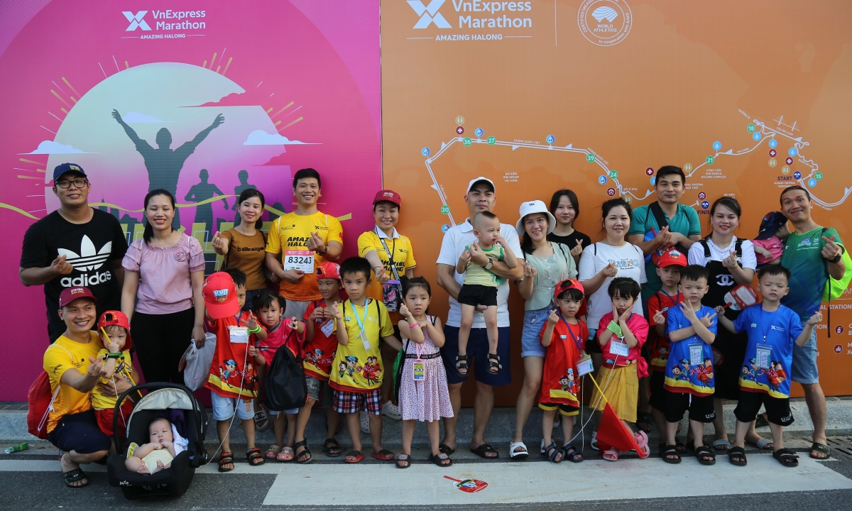 Gia đình 28 người chạy VnExpress Marathon Hạ Long