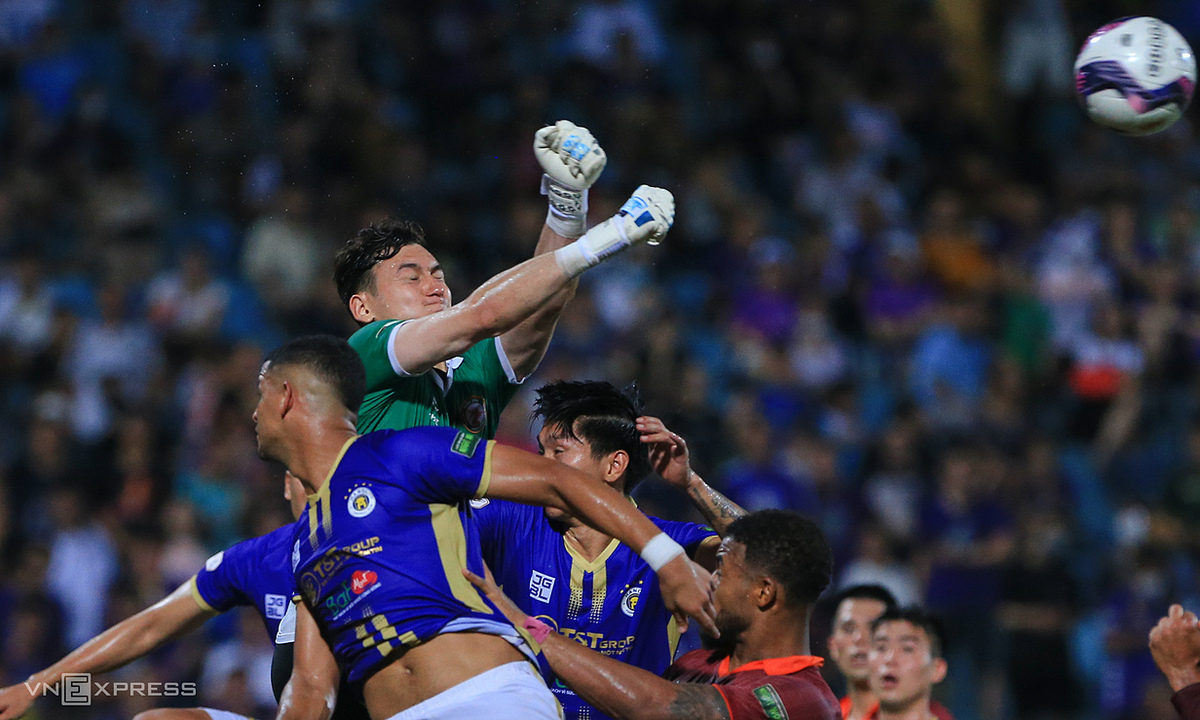 Ngày tái xuất V-League hoàn hảo của Đặng Văn Lâm