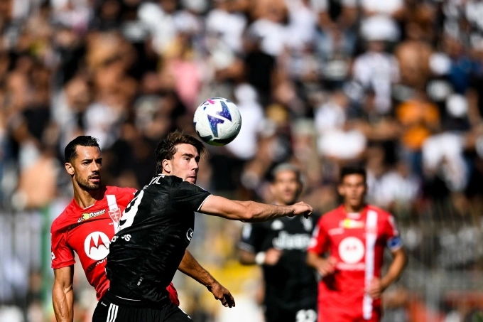 Vlahovic tranh bóng trong trận thua Monza 0-1 ngày 17/9. Ảnh: juventus.com