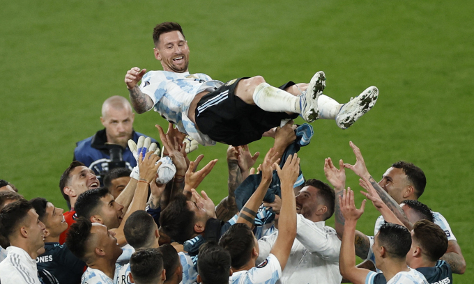 Messi và vũ điệu cuối ở World Cup 2022 2 Đồng đội công kênh Messi sau khi Argentina đoạt Siêu cup Liên lục địa 2022 trên sân Wembley, London, Anh hôm 1/6. Ảnh: Reuters
