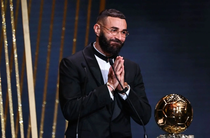 Benzema nhận Quả Bóng Vàng 2022 trong gala trao giải ở Paris, Pháp tối 17/10. Ảnh: AFP