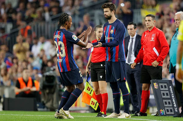 Pique thay Kounde ở phút 78. Ảnh: EFE.